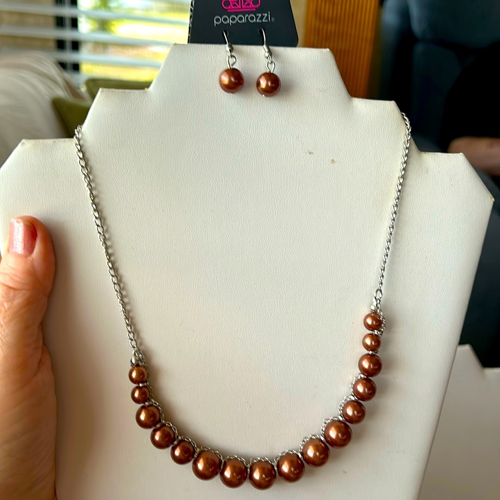 Brown pearl shorter necklace